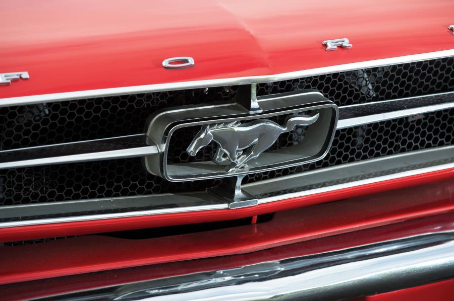 Логотип Ford Mustang Convertible 1965 года  (фото 24 из 76)